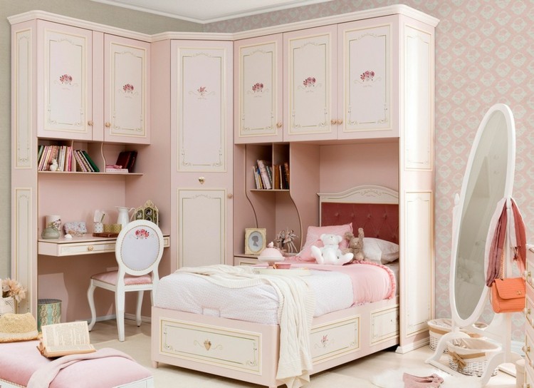 lille-prinsesse-børneværelse-lyst-pink-skab-blomstermotiver-stort-spejl-vintage-look