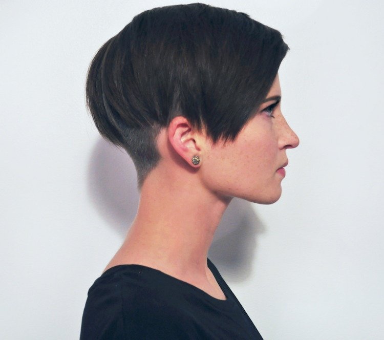 lagdelt-bob-top-hår-underskåret-sidecut-kort-hår-cut