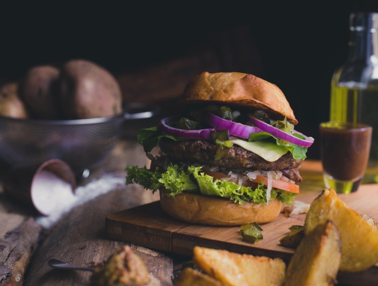 stor burger med rødløg og salat