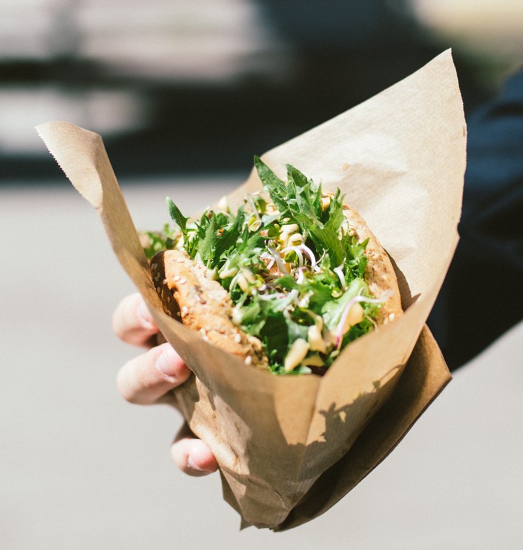 Spiser sunde på farten burgere med masser af salat fuldkornsbrød