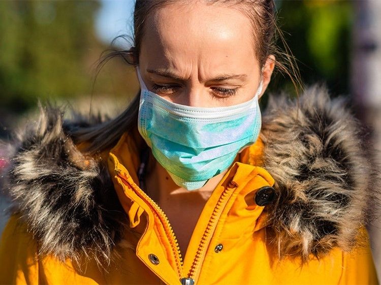 Kvinde bærer åndedrætsværn offentligt