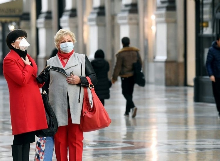 Iført masker offentligt