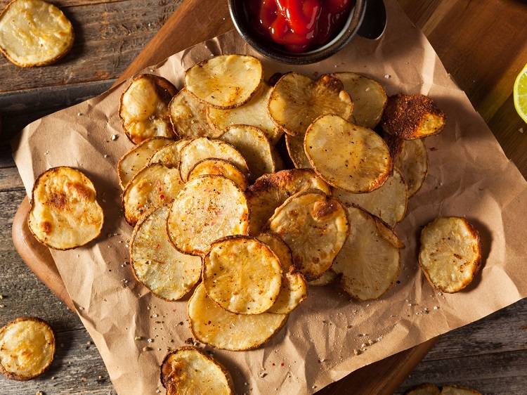 Kartoffelchips i ovnen laver sunde snacks til tv -aftener