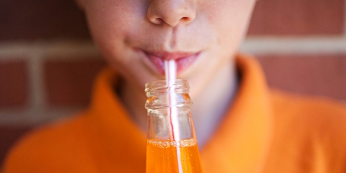 børn-drikke-drikke-med-gas-kulsyre