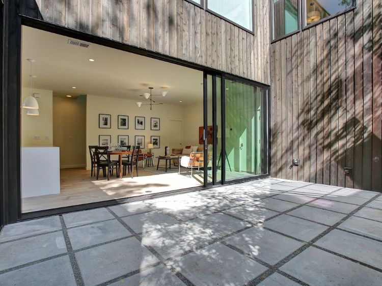 glasdøre til terrassen foldedøre design lejlighed moderne stue udvendige stablingspaneler træbeklædning