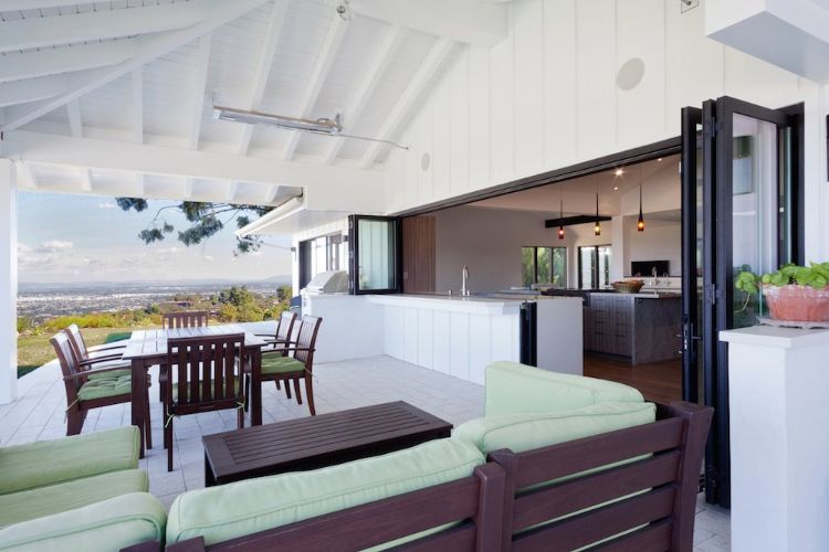 glasdøre til terrasse design lejlighed moderne køkken udvendigt aluminiumsramme holdbarhed bar counter insektbeskyttelse