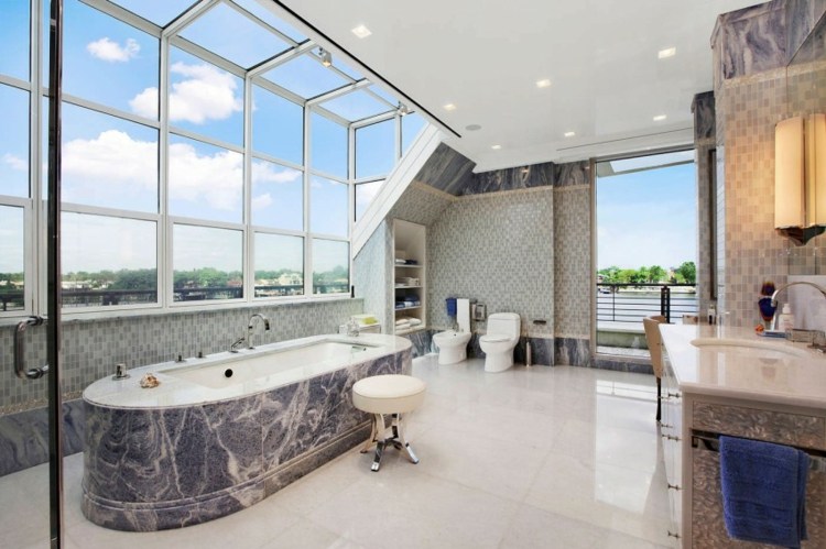 Glidende glasvinduer badeværelse glas marmorbeklædt badekar