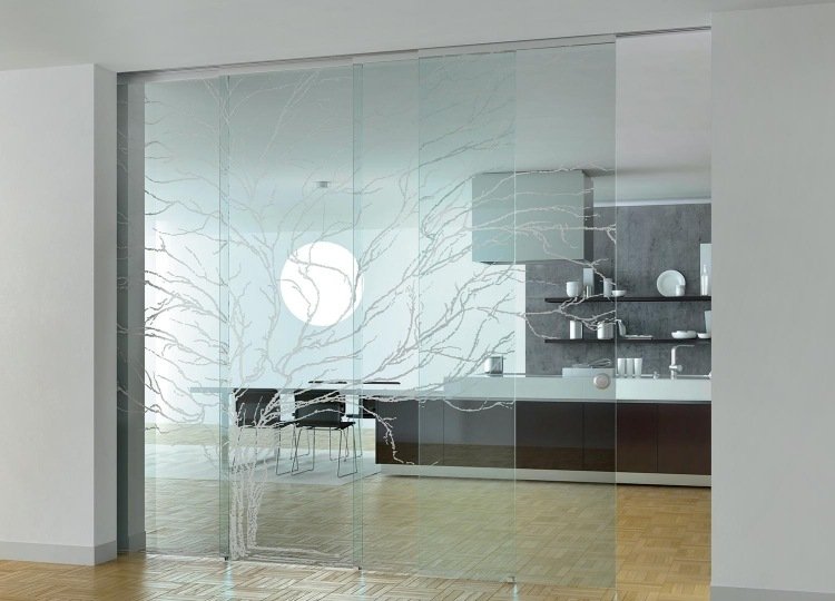 glas-skillevæg-foldbar-stue-spisestue-klart glas-træ-motiv