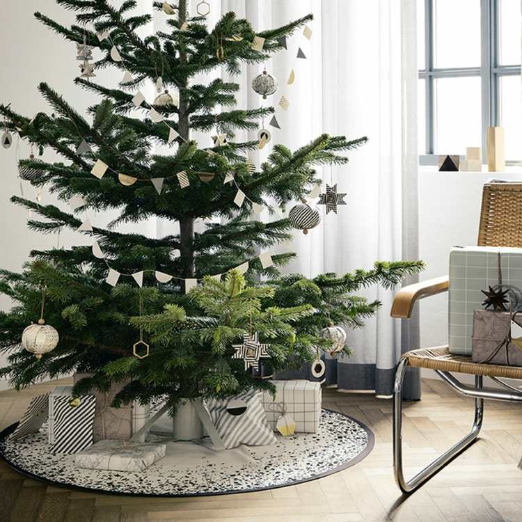 juletræssmykker stjernekugler hvid grå tæppe gaver