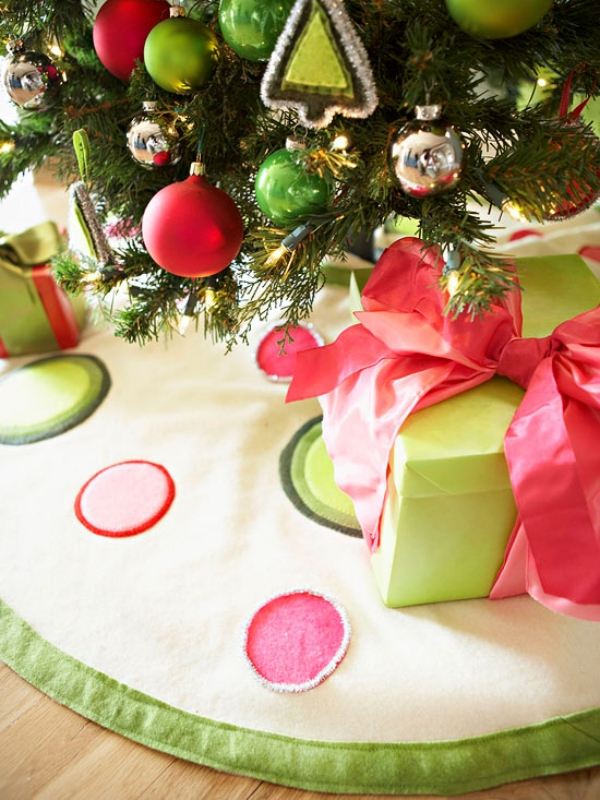 Motiv af grantræer Juletræssmykker, bolde, farverige gaver, sløjfer