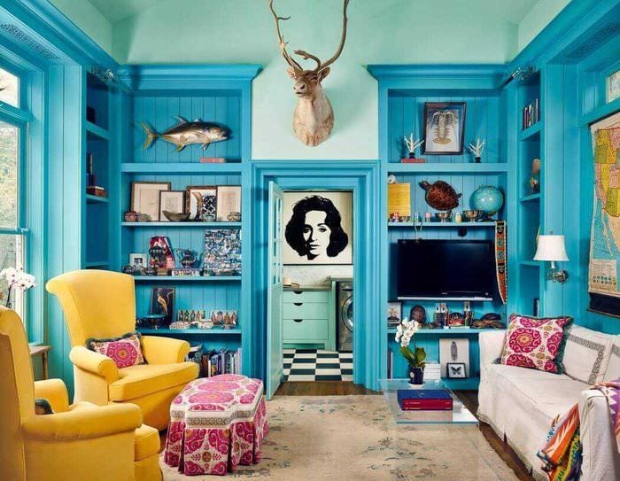 jasný dizajn obývačky v modrej farbe
