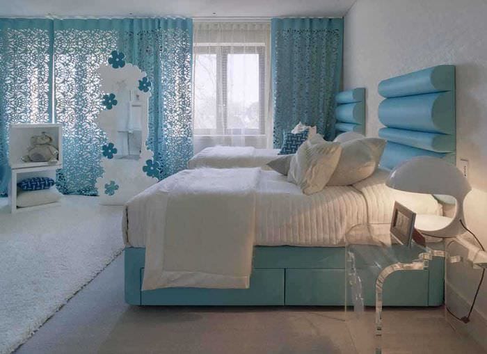 pôvodný interiér spálne v modrej farbe