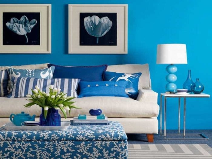 svetlá dekorácia obývačky v modrej farbe