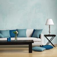 svetlý interiér obývačky v modrom farebnom obrázku