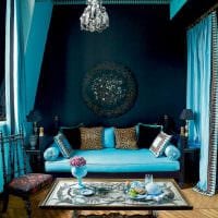 pôvodný interiér bytu na modrej farebnej fotografii