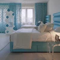 svetlá obývacia izba v modrom obrázku