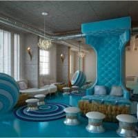 svetlá obývacia izba na modrej fotografii