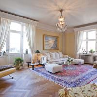Perzský koberec na podlahe obývačky