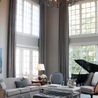 Sivé závesy na vysokých oknách obývačky