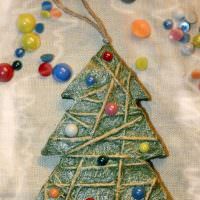 DIY vianočný stromček vyrobený z lepenky a nití