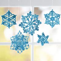 Fenster mit Schneeflocken aus Papier dekorieren