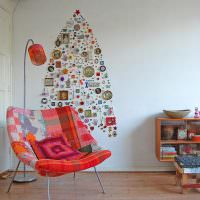 Vianočný stromček vyrobený zo suvenírov a odznakov na bielej stene