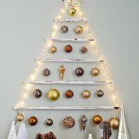 Weihnachtsbaum aus Papierröhren und Weihnachtsspielzeug