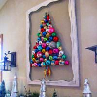 Weihnachtsbaum an der Wand aus Spiegelkugeln