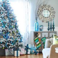 Krabice s darčekmi pod elegantným vianočným stromčekom