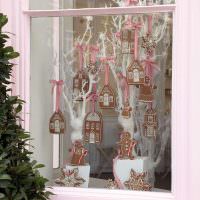 Privathausfenster mit festlicher Dekoration