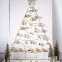 Improvisierter Weihnachtsbaum mit einem Stern an der Spitze