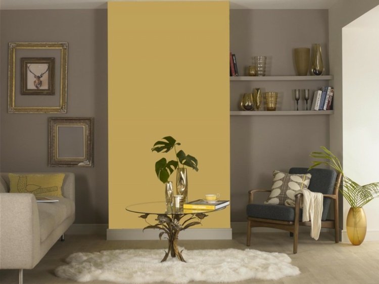 grå-og-gul-i-stuen-accent-væg-hylde-glas-bord-dekorationer