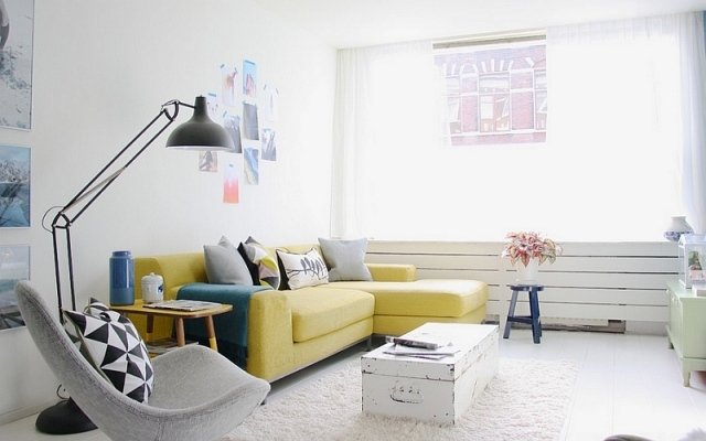 lyse farver-stue-gul-hjørne-sofa-grå-slappe-lænestol-vis-væg-farve