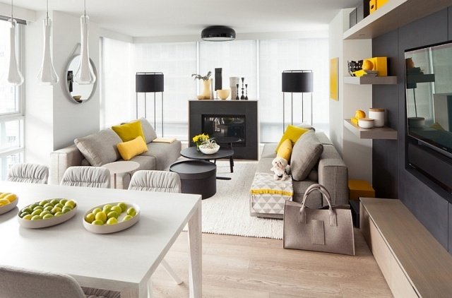Grå og gul i stuen, der kombinerer sorte accenter med farver