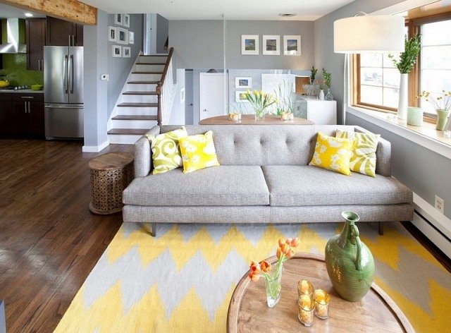 Grå og gul i stuen-accentueret-åbent-stue-koncept