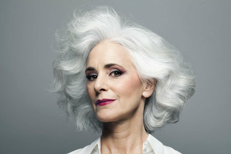 Makeup-tips til ældre kvinder, der anvender make-up på øjnene