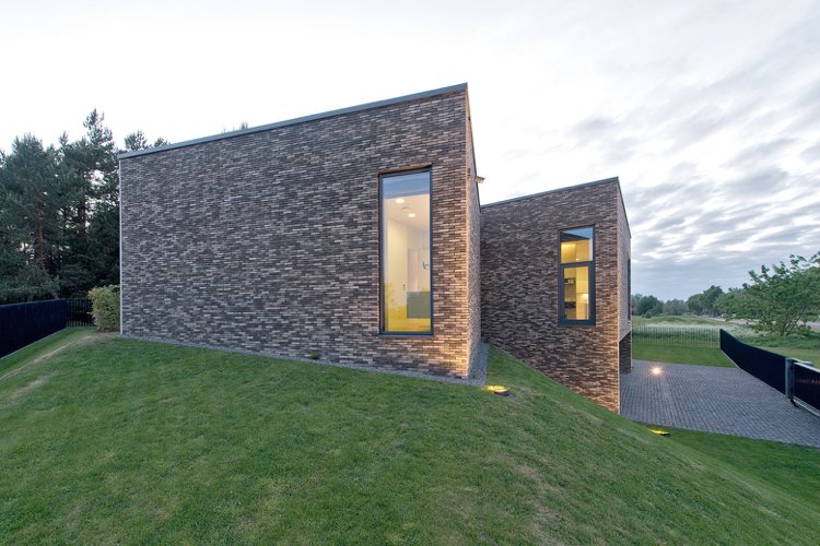 Klinker mursten beklædning grå facade stort vindue græsplæne