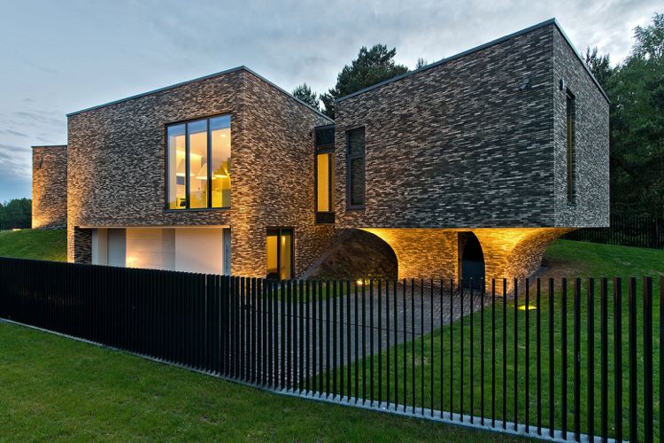 grå klinker mursten facade udvendig belysning gul metal hegn