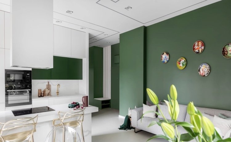 grøn og hvid er en harmonisk farveduo i moderne lejligheder