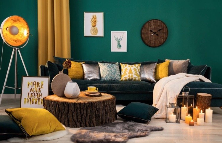 mørkegrøn væg i stuen som blikfang kombineret med gul