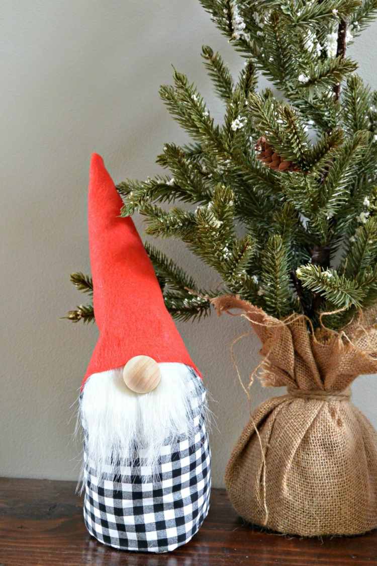 Doorstop Gnome som en praktisk dekoration til jul