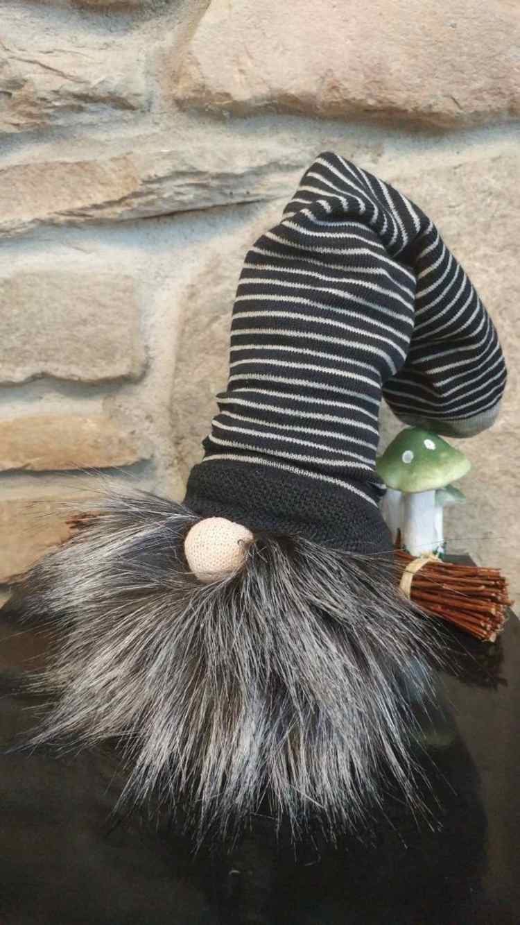 Gnome med en simpel strømpe som hat og gråt skæg