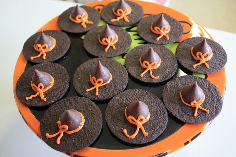 halloween-småkager-dekoration-heks-hat-chokolade-drop-frosting