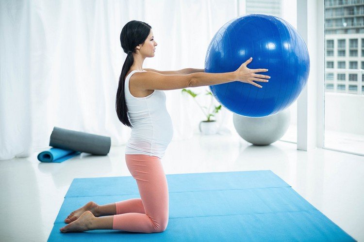Træner stabilitetsbold graviditetstræningsplan uden vægte