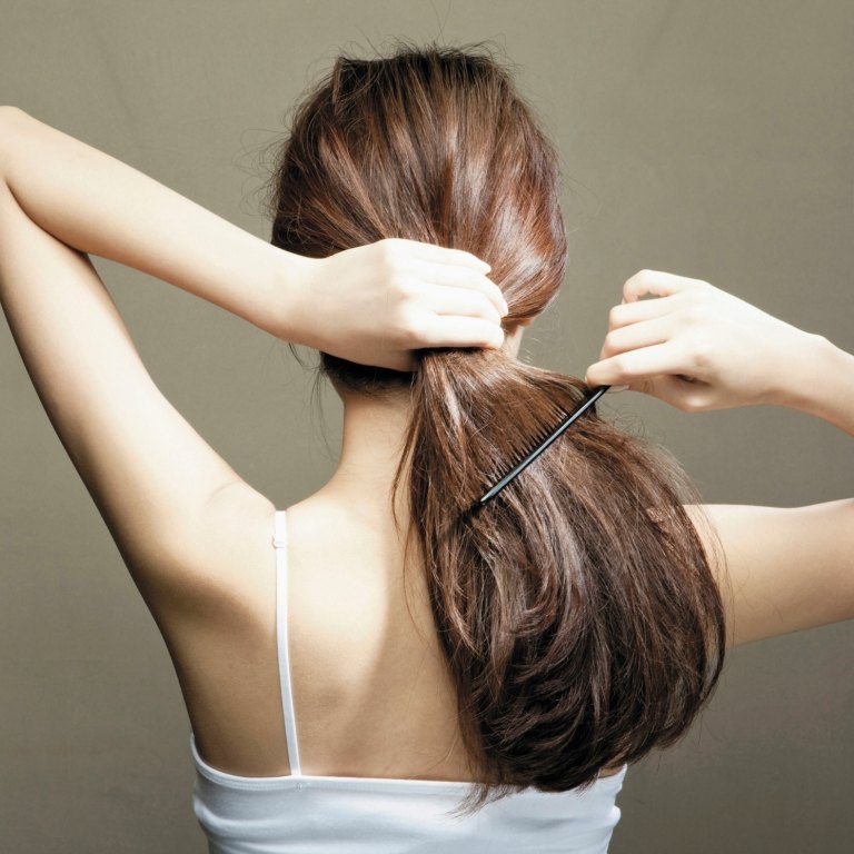 Tips til hårbørstning hjælper hårplejemedicin i hjemmet