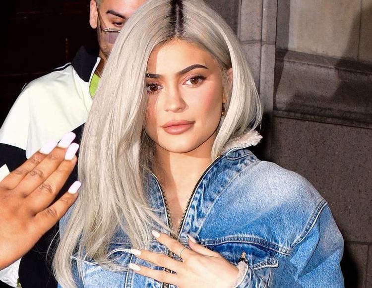 Trendy isblond hårfarve på Kylie Jenner 2019