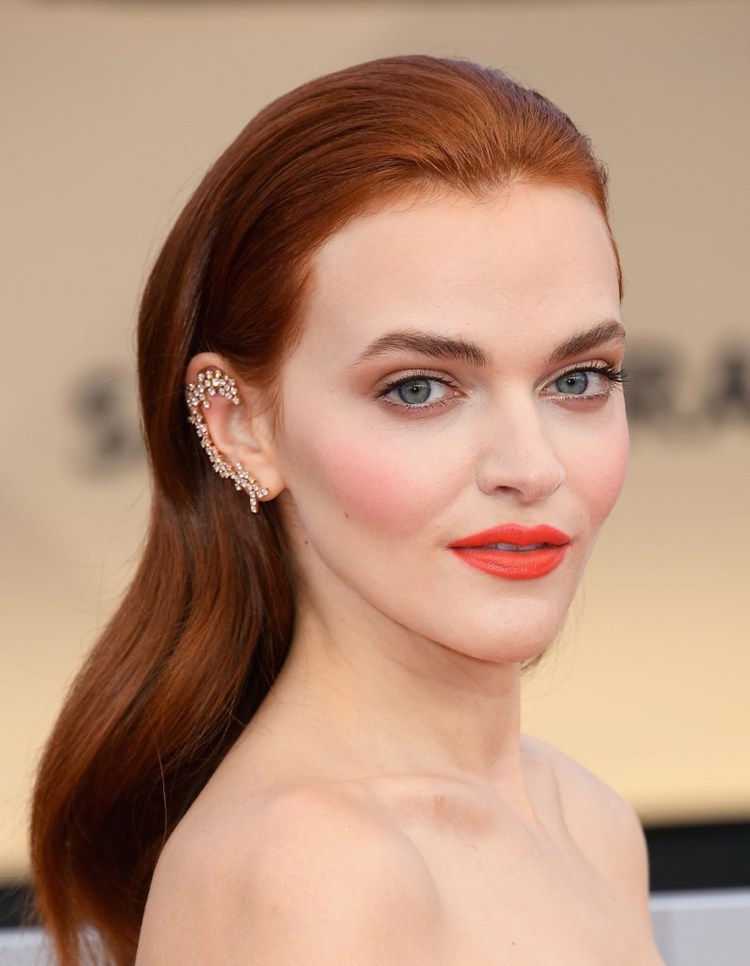 Trendy kobberhårfarve til Madeline Brewer's slanke frisure