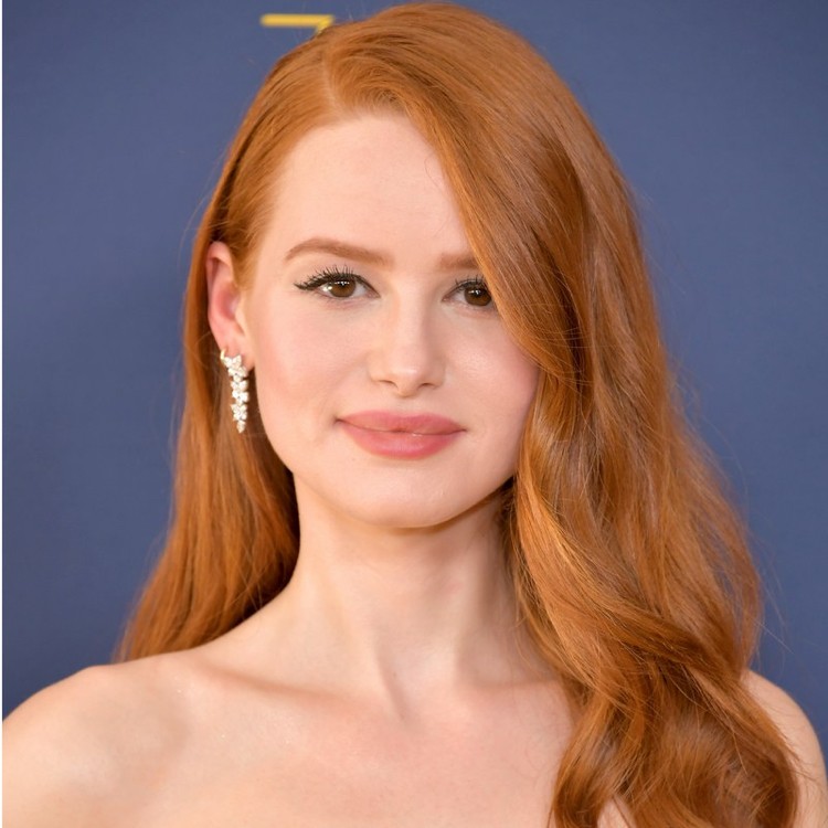 rødt hår 2019 kobberskyggen af ​​Madelaine Petsch