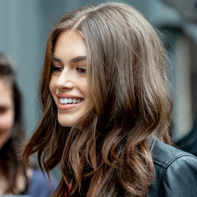 Babylights til brunt hår Kaia Gerber