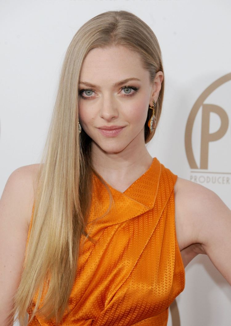 Amanda Seyfried viser, hvordan smukt champagneblondt hår ser ud på mørkt hår